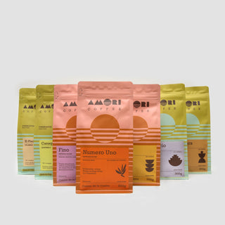 Kaffee-Probierset mit sieben sortenreinen Kaffees und Espresso-Blends von AMORI – ideal zum Probieren, Vergleichen und Verschenken.