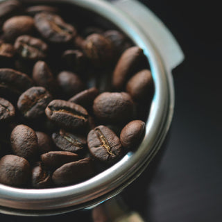 Kaffeebohnen im Siebträger