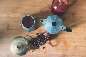 Espressokocher und Kaffeebohnen von oben