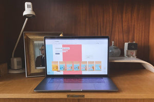 Laptop auf Schreibtisch