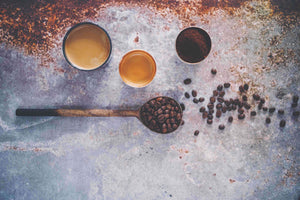 Stilleben Kaffeetassen und Kaffeebohnen