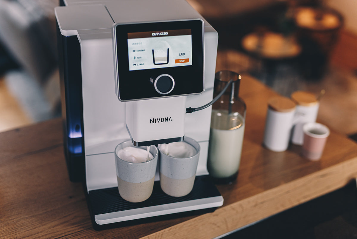 NIVONA CafeRomatica NICR 965 bei der Kaffeezubereitung
