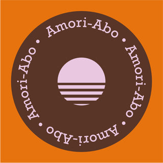 Grafisches Icon für das AMORI Mix Abo mit rundem braunem Emblem und stilisiertem Sonnenmotiv. Dieses Abo umfasst wechselnde Kaffeesorten aus dem gesamten AMORI Sortiment.