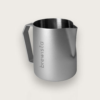 Brewista Precision Frothing Pitcher aus Edelstahl, Vorderseite mit Brewista-Logo und ergonomischem Griff, perfekt für die Zubereitung von Milchschaum oder feinem Mikroschaum für Latte Art.