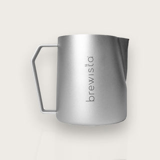 Brewista Precision Frothing Pitcher aus Edelstahl mit ergonomischem Griff, perfektioniert für Latte Art und Milchaufschäumen, mit Brewista-Logo auf der Vorderseite.