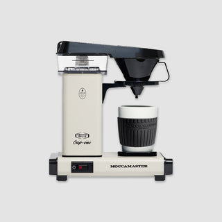 Moccamaster Cup One in Off White, Filterkaffeemaschine mit Filterhalter, Wassertank und passender Tasse mit schwarzem Silikonmantel