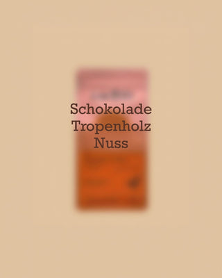 Geschmacksprofil des AMORI Numero Uno Espresso-Blends mit den Aromanoten Schokolade, Tropenholz und Nuss vor unscharfer Kaffeeverpackung.