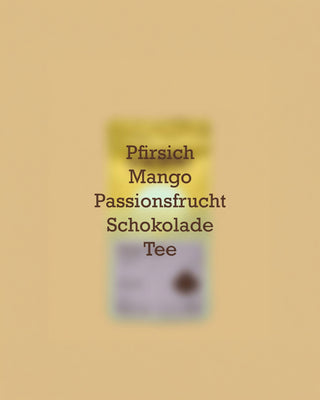 Geschmacksprofil des AMORI Hoyo Frío Farmkaffees aus Kolumbien mit den Aromanoten Pfirsich, Mango, Passionsfrucht, Schokolade und Tee vor einer unscharfen Kaffeeverpackung.