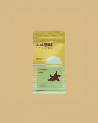 AMORI Coffee Kiyumba Farmkaffee aus Ruanda, 100 % Robusta, in gelb-grüner Kaffeeverpackung mit hellblauen Streifen, grünem Produktetikett und dunkelbraunem grafischem Symbol.