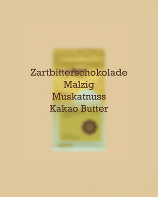 Geschmacksprofil des AMORI La Resistencia Farmkaffees aus Guatemala mit den Aromanoten Zartbitterschokolade, Malz, Muskatnuss und Kakaobutter vor einer unscharfen Kaffeeverpackung.