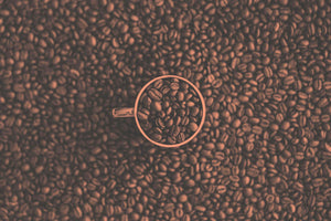 Geröstete Kaffeebohnen und Espressotasse von oben
