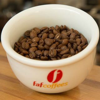 Geröstete Kaffeebohnen aus der Fazenda Ambiental Fortaleza für den Espresso Vela aus Brasilien