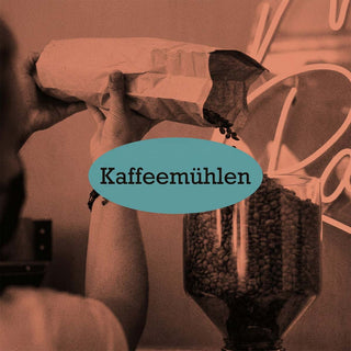 Person füllt Kaffeebohnen aus einer Papiertüte in eine Kaffeemühle; darüber steht Kaffeemühlen auf einem türkisen Label.