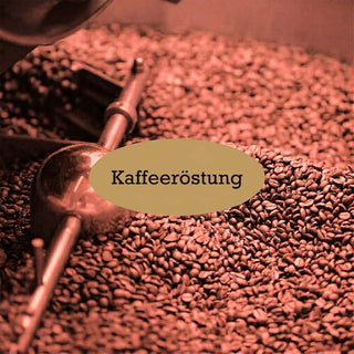 Geröstete Kaffeebohnen im Kühlbecken eines Kaffeerösters mit dem Schriftzug Kaffeeröstung.