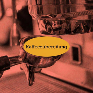 Siebträger unter der Brühgruppe einer Espressomaschine mit dem Schriftzug Kaffeezubereitung.