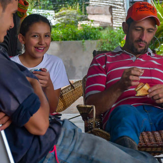 Kaffeefarmer Familie entspannt zusammen auf der Farm Las Brisas