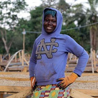 Kaffeefarmerin bei der Aufbereitung von Robusta in Macenta, Guinea, Ursprung für Espresso bei AMORI