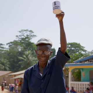 Kaffeefarmer aus Macenta in Guinea mit Kaffeetasse, Partner für Espresso bei AMORI