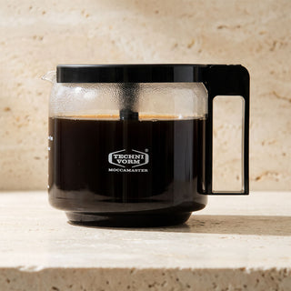 Moccamaster Glaskanne KBG 1,25 L gefüllt mit Kaffee auf Stein-Untergrund