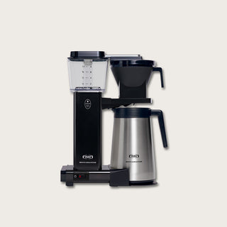 Frontansicht einer Moccamaster KBGT Filterkaffeemaschine in Schwarz mit Thermokanne aus Edelstahl und transparentem Wassertank.