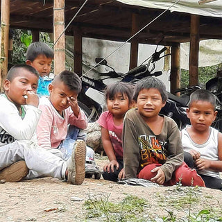 Kinder von Kaffeefamilien der Nasa-Wesx-Gemeinschaft im Anbaugebiet Cauca in Kolumbien