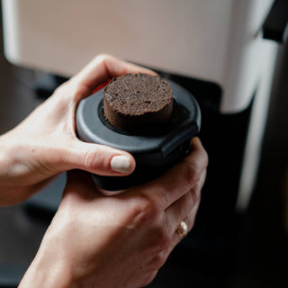 NIVONA Cube 4 - Der Puck kommt direkt heraus, dank des innovativen Click Cups.