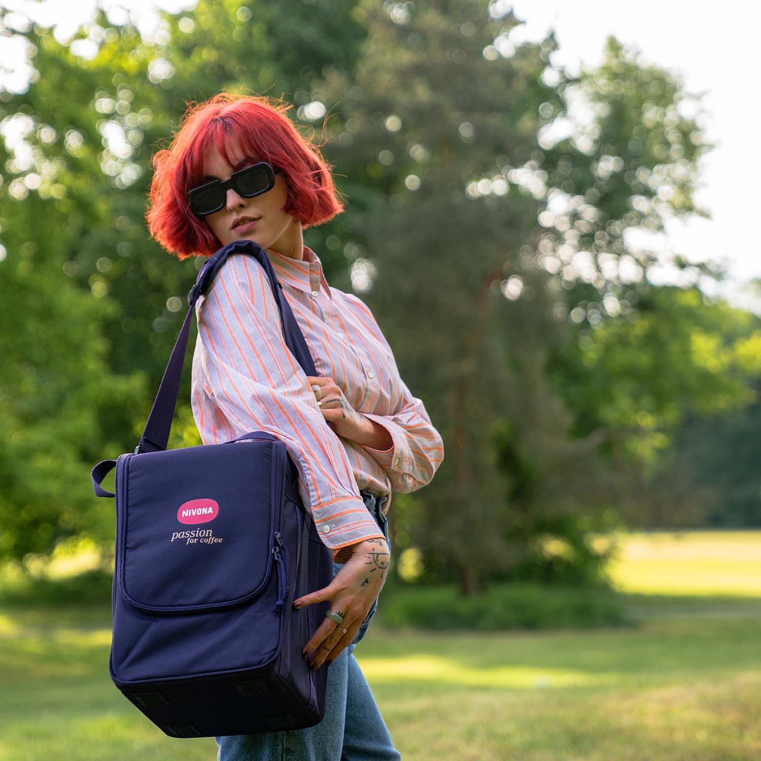 Rothaarige Frau mit NIVONA Travel Bag der Cube-Serie