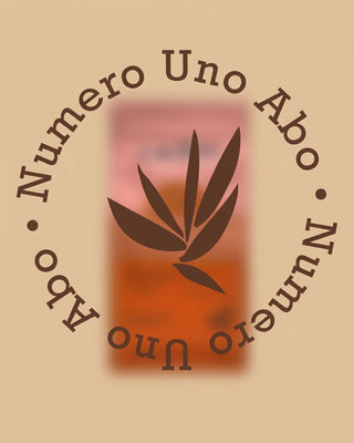AMORI Numero Uno Espressopackung unscharf im Hintergrund, umgeben vom kreisförmigen Schriftzug „Numero Uno Abo“.