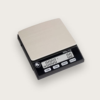 Rhino Stealth Espresso Scale mit digitaler Anzeige und Edelstahloberfläche, ideal für präzises Abwiegen von Kaffeebohnen, Espresso-Shots und Brühzeiten.