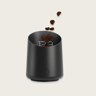 Subminimal Subscale Digitalwaage – schwarzer Dosing Cup mit LED-Anzeige und Kaffeebohnen im Flug