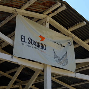 Foto der El Socorro-Farm mit Banner und Logo.